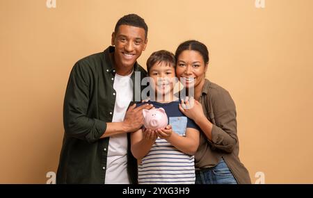 Familienfreude und Zweisamkeit in einem warmen Moment der Liebe Stockfoto