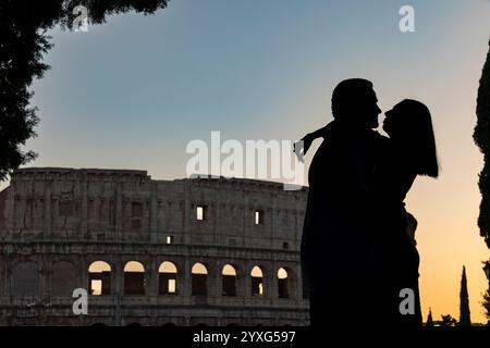 Verliebtes Silhouette-Paar am römischen Kolosseum in Rom Italien Stockfoto