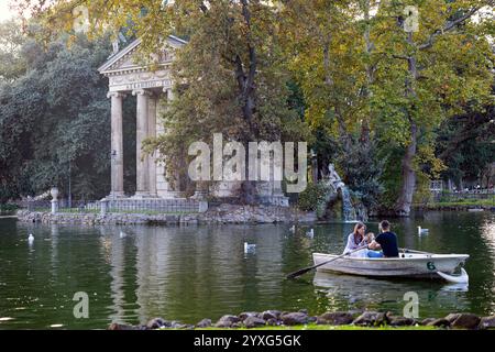 Tempel des Äskulapius, Villa Borghese See in Rom Italien Stockfoto