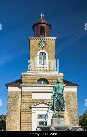 Marienkirche in der Altstadt von Husum, mit Asmussen-Woldsen-Denkmal, Bronzestatue „Tine“, Nordfriesland Stockfoto