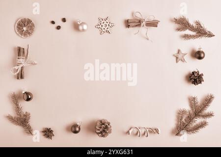 Die Vorlage ist ein Rahmen auf beigefarbenem Hintergrund mit verschiedenen natürlichen Dekorationen für Weihnachten. Flache Draufsicht, ein Ort zum Kopieren. Scharfe Dekorationen für Stockfoto