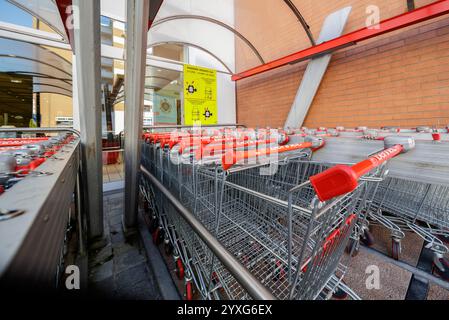 Turin, Piemont, Italien - 11. Dezember 2024: Einkaufswagen vor einem Einkaufszentrum. Stockfoto