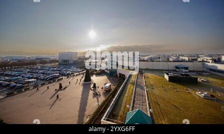 Turin, Piemont, Italien - 12. Dezember 2024: Blick von oben auf ein Einkaufszentrum an einem Wintermorgen mit Kunden und einem großen Parkplatz. Stockfoto