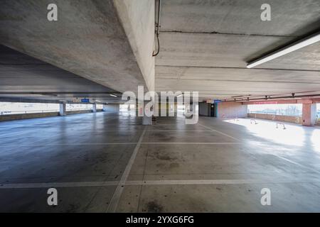 Turin, Piemont, Italien - 11. Dezember 2024: Tiefgarage eines großen Einkaufszentrums an einem Wintermorgen. Stockfoto
