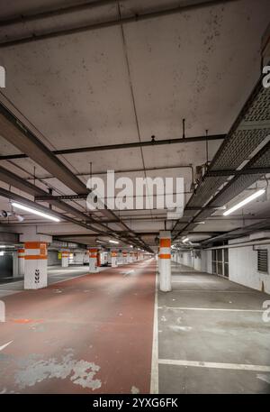 Turin, Piemont, Italien - 11. Dezember 2024: Tiefgarage eines großen Einkaufszentrums an einem Wintermorgen. Stockfoto