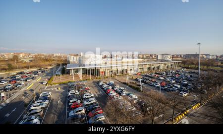 Turin, Piemont, Italien - 12. Dezember 2024: Blick von oben auf ein Einkaufszentrum an einem Wintermorgen mit großem Parkplatz. Stockfoto