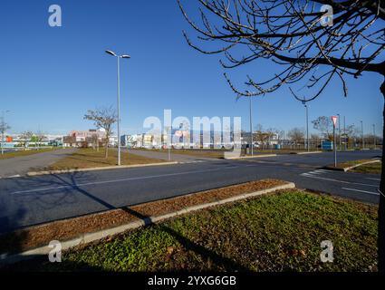 Turin, Piemont, Italien - 11. Dezember 2024: Halbleerer Parkplatz vor einem Einkaufszentrum an einem Wintermorgen Stockfoto