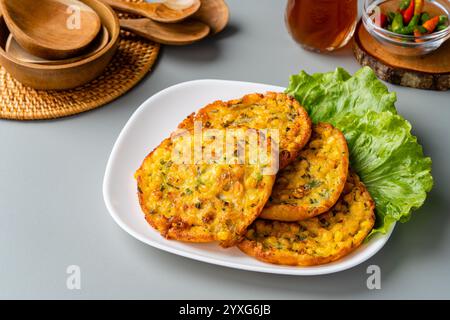 Perkedel jagung oder Bakwan jagung ist ein frittiertes Gericht aus Süßmais, Ei, Mehl, Frühlingszwiebeln, Pfeffer und Salz Stockfoto