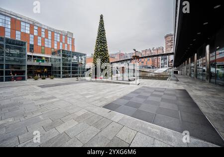 Turin, Piemont, Italien - 13. Dezember 2024: Leerer Vorplatz vor einem Einkaufszentrum mit einem Weihnachtsbaum. Stockfoto