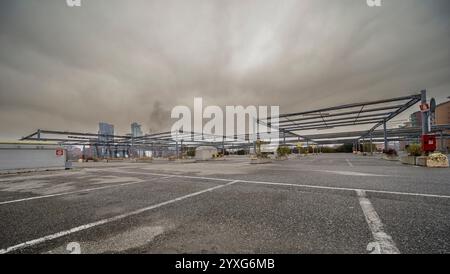 Turin, Piemont, Italien - 13. Dezember 2024: Leerer Parkplatz eines Einkaufszentrums an einem Wintermorgen. Stockfoto