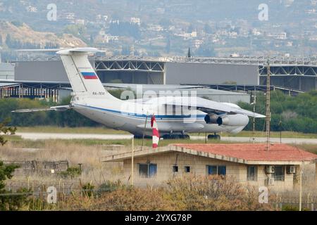 Russische Soldaten ziehen sich vom Luftwaffenstützpunkt Khmeimim in der Nähe der syrischen Stadt Latakia (Lattakia) zurück. In diesem 15. Dezember 2024 Foto der russischen Luftwaffe AT Stockfoto