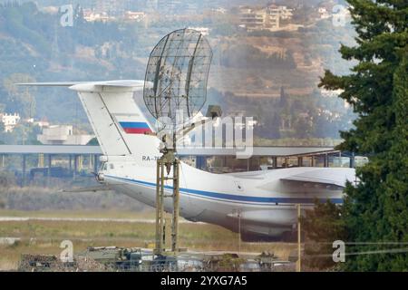 Russische Soldaten ziehen sich vom Luftwaffenstützpunkt Khmeimim in der Nähe der syrischen Stadt Latakia (Lattakia) zurück. In diesem 15. Dezember 2024 Foto der russischen Luftwaffe AT Stockfoto