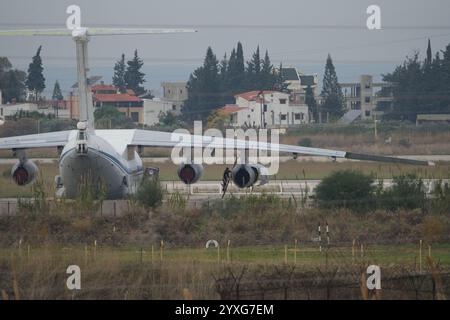 Russische Soldaten ziehen sich vom Luftwaffenstützpunkt Khmeimim in der Nähe der syrischen Stadt Latakia (Lattakia) zurück. In diesem 15. Dezember 2024 Foto der russischen Luftwaffe AT Stockfoto