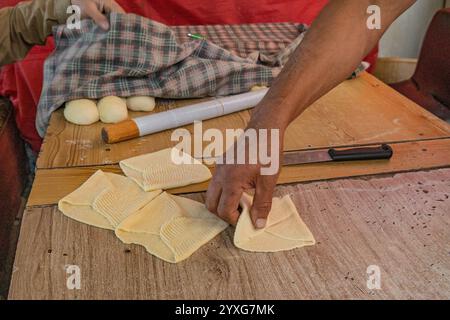 Samosa macht auf der Straße Pakistans Stockfoto