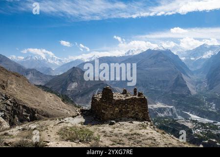 Queen Victoria Memorial Ruinen und Blick auf Hunza, Karimabad, Hunza, Gilgit-Baltistan, Pakistan Stockfoto