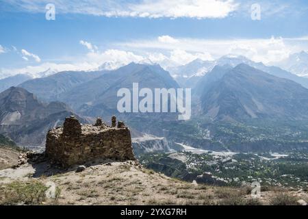 Queen Victoria Memorial Ruinen und Blick auf Hunza, Karimabad, Hunza, Gilgit-Baltistan, Pakistan Stockfoto
