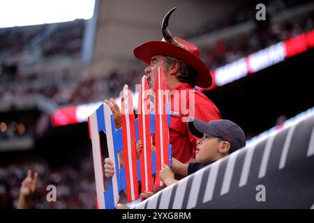 Houston, Texas, USA. Dezember 2024. Ein Houston Texans Fan bejubelt die Action von der Tribüne während des Spiels zwischen den Houston Texans und den Miami Dolphins im NRG Stadium in Houston, Texas am 15. Dezember 2024. (Kreditbild: © Erik Williams/ZUMA Press Wire) NUR REDAKTIONELLE VERWENDUNG! Nicht für kommerzielle ZWECKE! Stockfoto