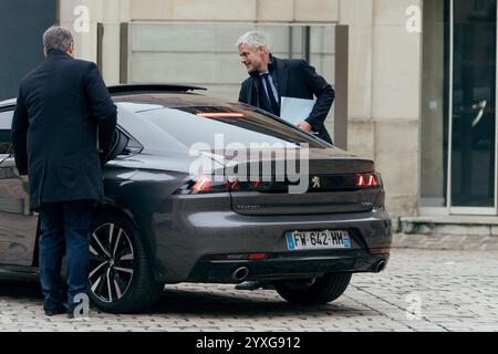 Paris, Frankreich. Dezember 2024. Laurent Wauquiez und Mathieu Darnaud verließen nach einem Treffen mit dem neu ernannten französischen Premierminister am 16. Dezember 2024 im Hotel Matignon in Paris. Foto: Alexis Jumeau/ABACAPRESS. COM Credit: Abaca Press/Alamy Live News Stockfoto