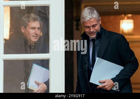 Paris, Frankreich. Dezember 2024. Laurent Wauquiez und Mathieu Darnaud verließen nach einem Treffen mit dem neu ernannten französischen Premierminister am 16. Dezember 2024 im Hotel Matignon in Paris. Foto: Alexis Jumeau/ABACAPRESS. COM Credit: Abaca Press/Alamy Live News Stockfoto