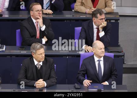 Robert Habeck, Vizekanzler, Bundesminister für Wirtschaft und Klimaschutz, Bundeskanzler Olaf Scholz, SPD, Deutschland, Berlin, Reichstag, 16. Dezember 2024 205. Sitzung, namentliche Abstimmung über Vertrauensfrage des Bundeskanzlers *** Robert Habeck, Vizekanzler, Bundesminister für Wirtschaft und Klimaschutz, Bundeskanzler Olaf Scholz, SPD , Deutschland, Berlin, Reichstag, 16. Dezember 2024 205 Plenartagung , namentliche Abstimmung zur Frage des Vertrauens in den Bundeskanzler Stockfoto