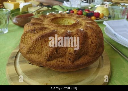 Schwäbische Backwaren, Gebäck, Gugelhupf, Zucchini-Kuchen, Süßigkeiten, gebacken, Essen Frühstückstisch, Brunch, gedeckter Tisch, Essen, studio, Deutschland, Europa Stockfoto