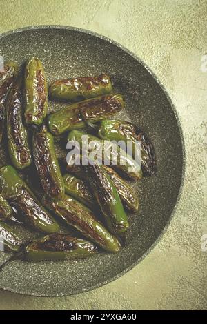 Gebratener Padron-Pfeffer, in einer Pfanne, mit Olivenöl und Meersalz, hausgemacht, keine Leute. Stockfoto