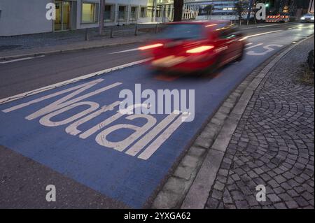 Notspur für Krankenwagen, Busse und Taxis, Erlangen, Mittelfranken, Bayern, Deutschland, Europa Stockfoto