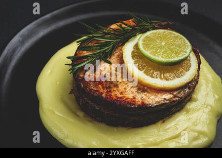 Lachssteak, gebraten, Kartoffelpüree, Blick von oben, Rosmarin, Zitrone und Limette, hausgemacht, eine Portion, keine Leute Stockfoto