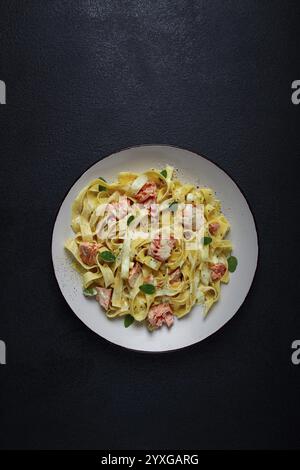 Tagliatelle Pasta, in Sahnesauce mit Lachs, hausgemacht, keine Leute Stockfoto