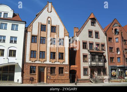 Historische Backsteinhäuser mit gotischen Giebeln in klaren Konturen, Elblag, Elbing, Woiwodschaft Warminsko-Mazurskie, Warminsko-Mazurskie, Polen, Europa Stockfoto