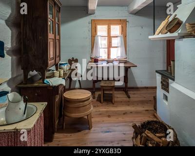 Sanok, Polen - 4. Mai 2024. Historische gemütliche Vintage-Küche im Museum of Folk Architecture in Sanok. Stockfoto