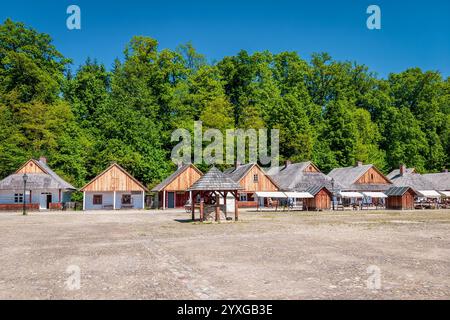 Sanok, Polen - 4. Mai 2024. Ein Blick an einem sonnigen Tag auf einen traditionellen offenen galizischen Markt mit einem Brunnen im Zentrum in einem rekonstruierten historischen kleinen t Stockfoto