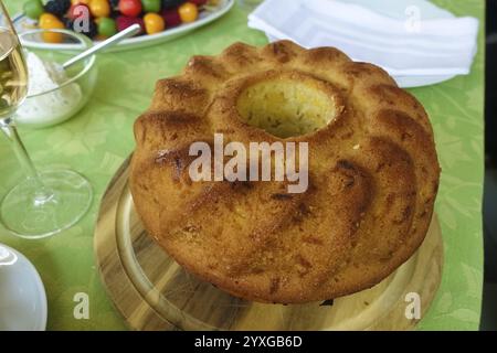 Schwäbische Backwaren, Gebäck, Gugelhupf, Zucchini-Kuchen, Süßigkeiten, gebacken, Essen Frühstückstisch, Brunch, gedeckter Tisch, Essen, studio, Deutschland, Europa Stockfoto