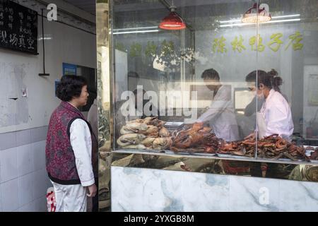 LIN Shu Xiang kauft Nanjing Salzente und gegrillte Ente zum Abendessen im Chen Lin Duck Store, Diao Yu Tai District, Nanjing, China, Asien Stockfoto