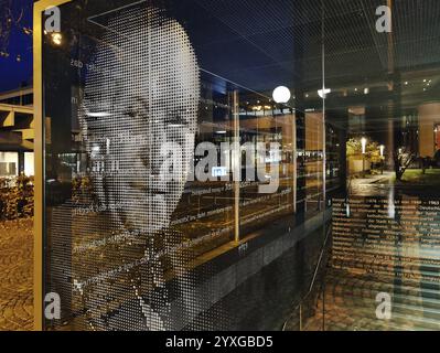 Porträt von Konrad Adenauer auf der Glasscheibe an der unterirdischen Ausfahrt Heussallee und Museumsmeile, Bonn, Nordrhein-Westfalen, Deutschland, Europa Stockfoto