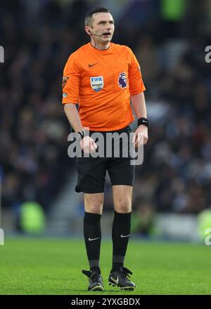 Brighton und Hove, Großbritannien. Dezember 2024. Schiedsrichter Michael Oliver während des Premier League-Spiels im AMEX Stadium, Brighton und Hove. Der Bildnachweis sollte lauten: Paul Terry/Sportimage Credit: Sportimage Ltd/Alamy Live News Stockfoto