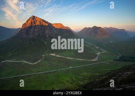 Sonnenaufgang in Glencoe mit goldenem Licht auf Berggipfeln, Scottish Highlands, Großbritannien. Stockfoto