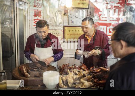 Fu Qiang Geschmortes Lebensmittel-Geschäft von Lin Qing und Li Hong Cheng, das Geschäft hat eine lange Tradition, Nanjing, China, Asien Stockfoto