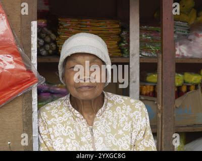 Alte Frau auf dem Markt in Tomohon, Sulawesi, Indonesien, Asien Stockfoto