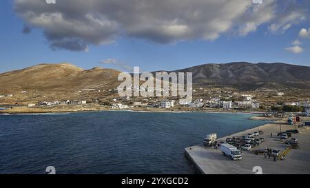 Küstendorf mit Gebäuden und einem Hafen im Vordergrund, umgeben von Bergen, Kassos Insel, Nachbarinsel Karpathos, Dodekanese, Gre Stockfoto