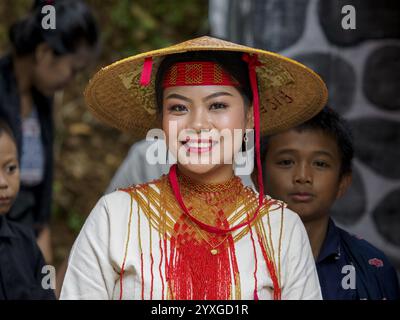 Toraja Frau in traditionellen bunten Kleidern mit Reistrohhhut, lächelnd, Porträt, Tana Toraja, Rantepao, Sulawesi, Indonesien, Asien Stockfoto