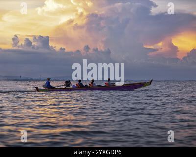 Bootsfahrt bei Sonnenuntergang auf dem See, Tempe Lake, Sulawesi, Indonesien, Asien Stockfoto