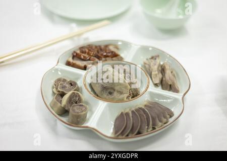 Entenhals, Entenniere, gegrillte Ente, Entenkopf, Entenzungen im Mei Yuan Restaurant im Jinlin Hotel, Nanjing, China, Asien Stockfoto