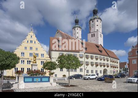 Historische Häuser am Marktplatz, Mariensaeule, Gasthof zur Krone, Stadtverwaltung, Kat. Pfarrkirche St. Emmeram, Wemding, Schwaben, Bayern Stockfoto