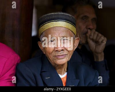 Alter Mann, Porträt, in festlicher Kleidung, Trauerzeremonie, Tana Toraja, Sulawesi, Indonesien, Asien Stockfoto