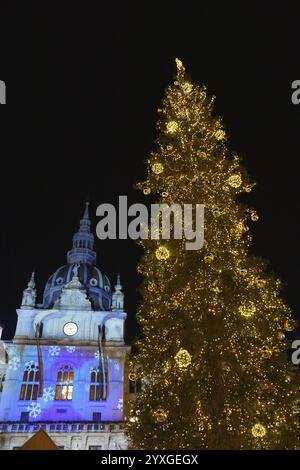 Schöne Weihnachtsdekoration am Hauptplatz, nachts, im Stadtzentrum von Graz, Steiermark, Österreich, Europa Stockfoto