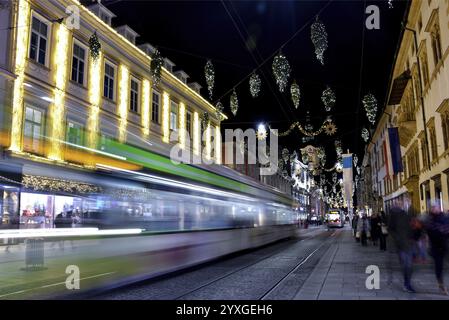 Schöne Weihnachtsdekoration an der Herrengasse, nachts, im Stadtzentrum von Graz, Steiermark, Österreich, Europa Stockfoto