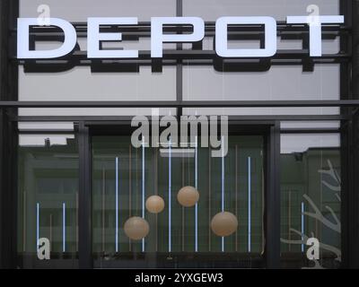 Logo der Marke Depot in einem Schaufenster, Düsseldorf, Deutschland, Europa Stockfoto