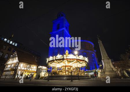 Die Paulskirche in Frankfurt am Main wird am 10. Dezember 2024 mitten auf dem Weihnachtsmarkt in Blau beleuchtet, International Human Rights Stockfoto