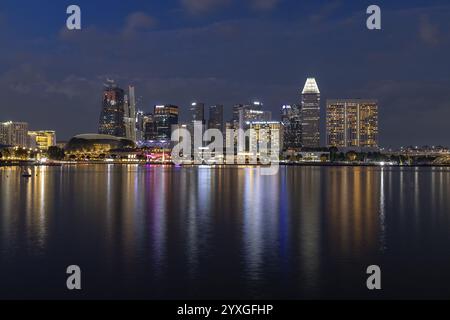 Skyline an der Waterfront Promenade, Marina Bay, mit Pan Pacific und Mandarin Oriental, Esplanade Theatre on the Bay, Singapur, Asien Stockfoto